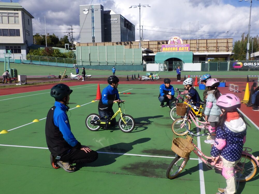 自転車デビューを応援 キッズスクール 補助輪をはずして乗ってみようレポート 11月号