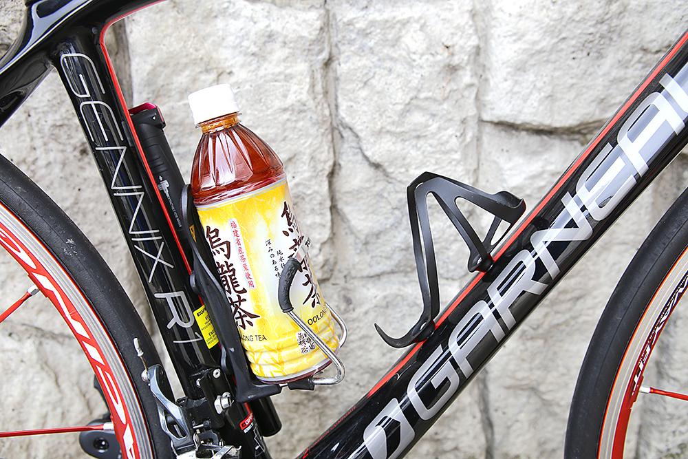 爆買い！ ドリンクホルダー 自転車 ボトルケージ ペットボトル 飲み物 軽量 ブラック