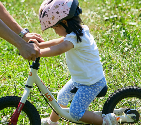 子供の体格にあわせた最適なキックバイクハンドル調整