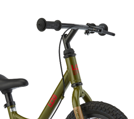 スムーズなハンドリングを手助けするのが自転車と同じ構造のベアリング入りヘッドパーツ。お子様の力でも簡単にハンドル操作が可能です。またブレーキ付きなので安心安全です。