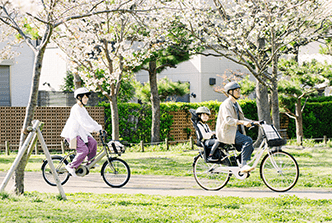 自転車に乗る家族