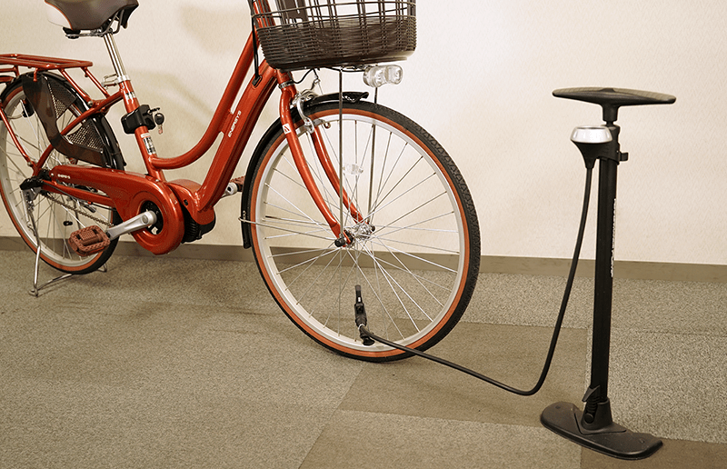 空気入れをつけた自転車