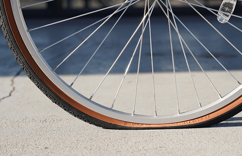 自転車のパンクしたタイヤのアップ