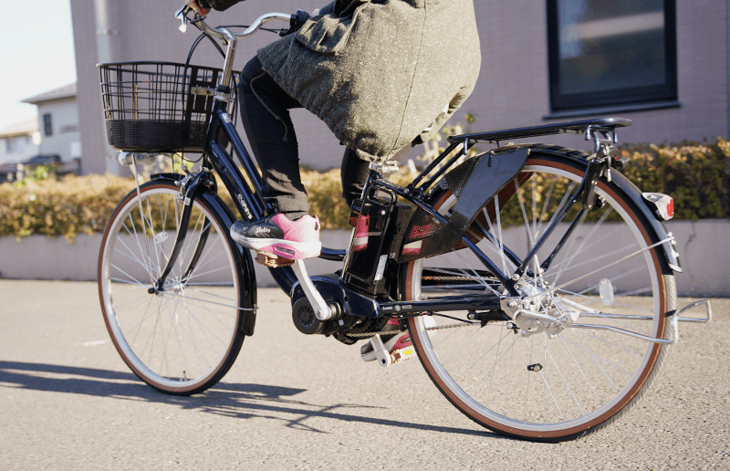 自転車に乗る女性