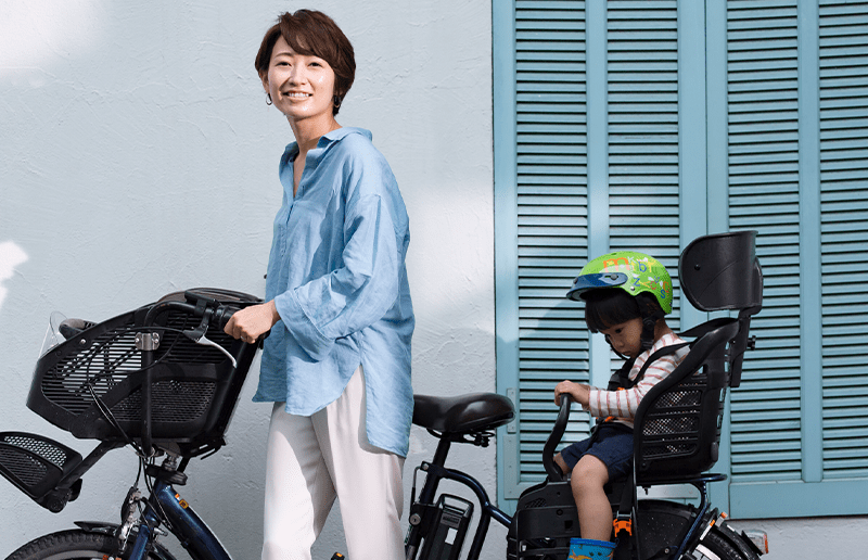 子供を自転車に乗せた母親