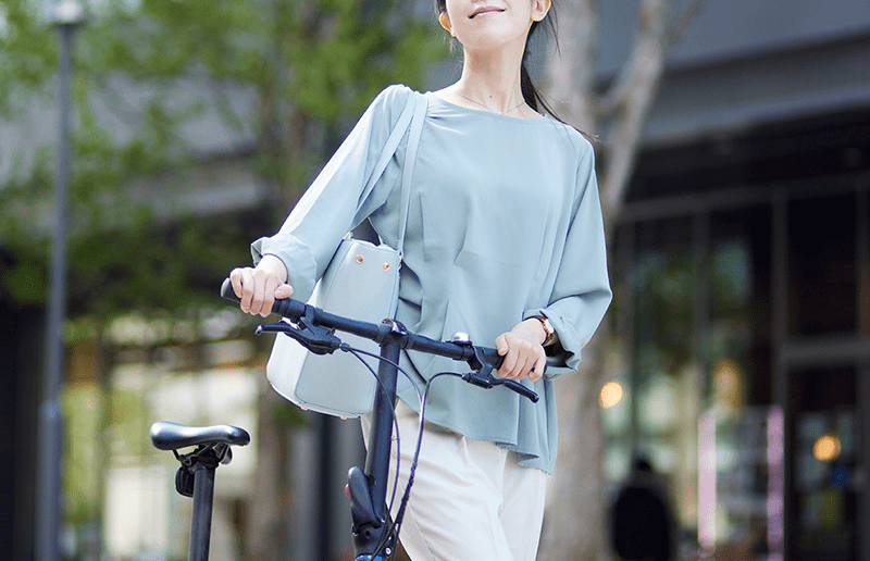 女性と自転車