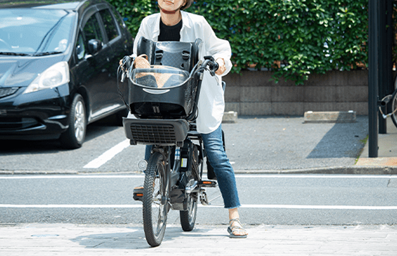 自転車にまたがる女性