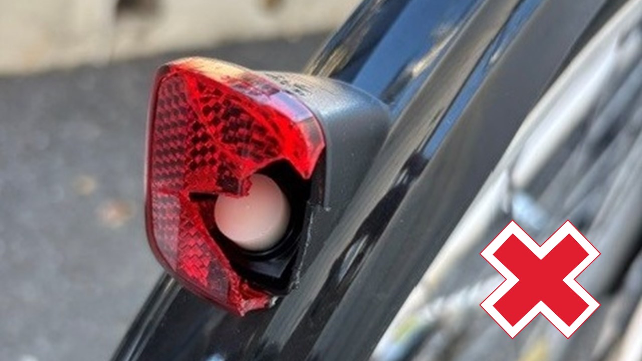 割れて欠けているリフレクター