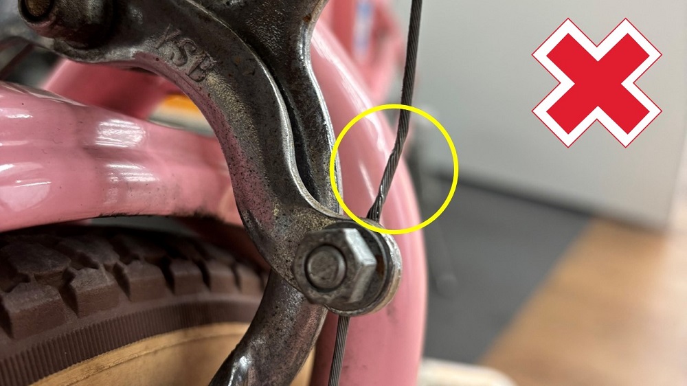 ワイヤーが潰れてほつれかかっている