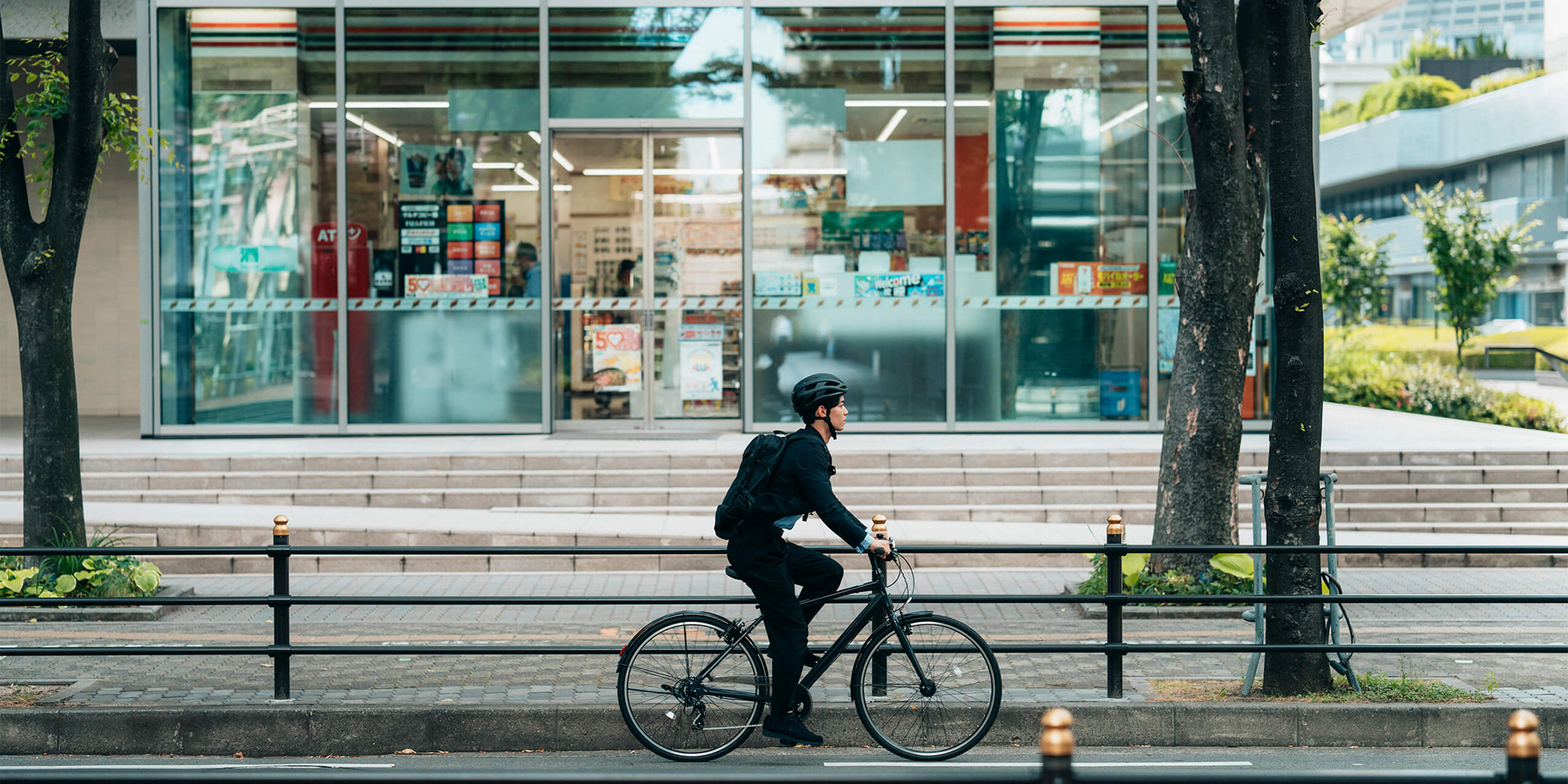 OFFICE PRESS SPORTSで街中を走行するシーン