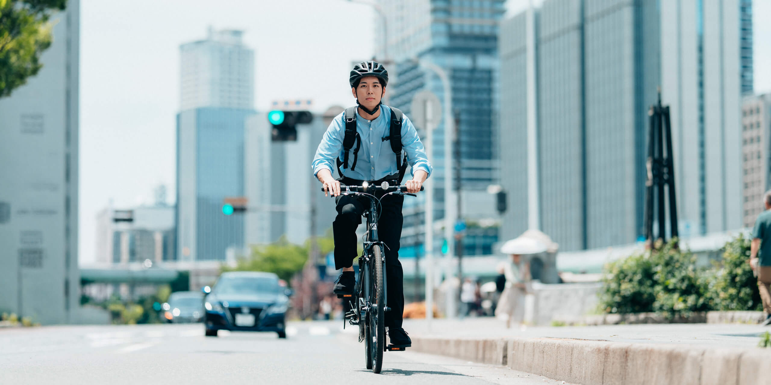都市の街並みを自転車で駆け抜ける通勤風景